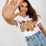 T-shirty z nadrukiem w eleganckich stylizacjach