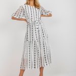 Biało-czarna midi sukienka z bufiastymi rękawami i falbaną